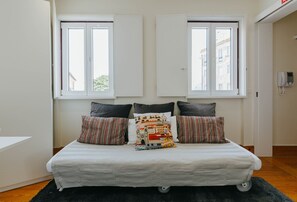 1 bedroom, desk, soundproofing, iron/ironing board - RENT4REST LISBON DOWNTOWN TINY DUPLEX APARTMENT (Lisboa ciudad)