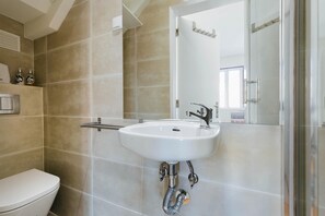 Shower, eco-friendly toiletries, hair dryer, towels - RENT4REST LISBON DOWNTOWN TINY DUPLEX APARTMENT (Lisboa ciudad)