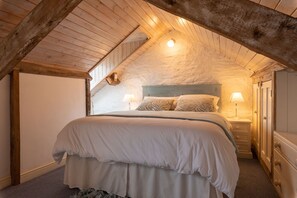 3 bedrooms, iron/ironing board, internet, bed sheets