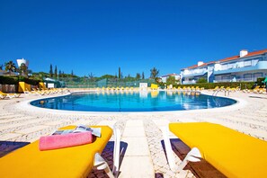 Piscine couverte, piscine extérieure, chaises longues