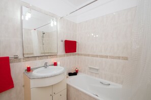 Ensemble douche/baignoire, sĂšche-cheveux, serviettes fournies