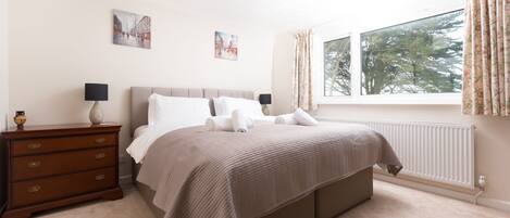 5 dormitoris, un bressol de viatge, Internet i roba de llit