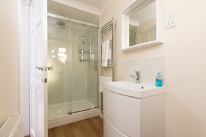 Badewanne, Haartrockner, Handtücher