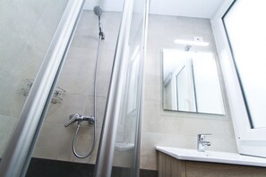 Bathtub, towels