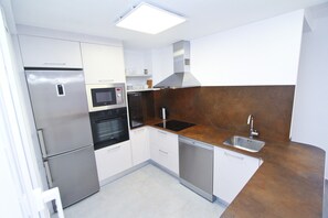 Kühlschrank, Mikrowelle, Ofen, Geschirrspüler