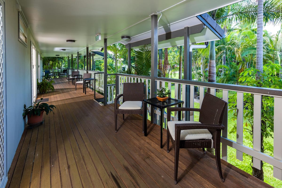 Studio Standar, 1 Tempat Tidur Queen, pemandangan kolam renang, di pinggir kolam renang | Seprai linen