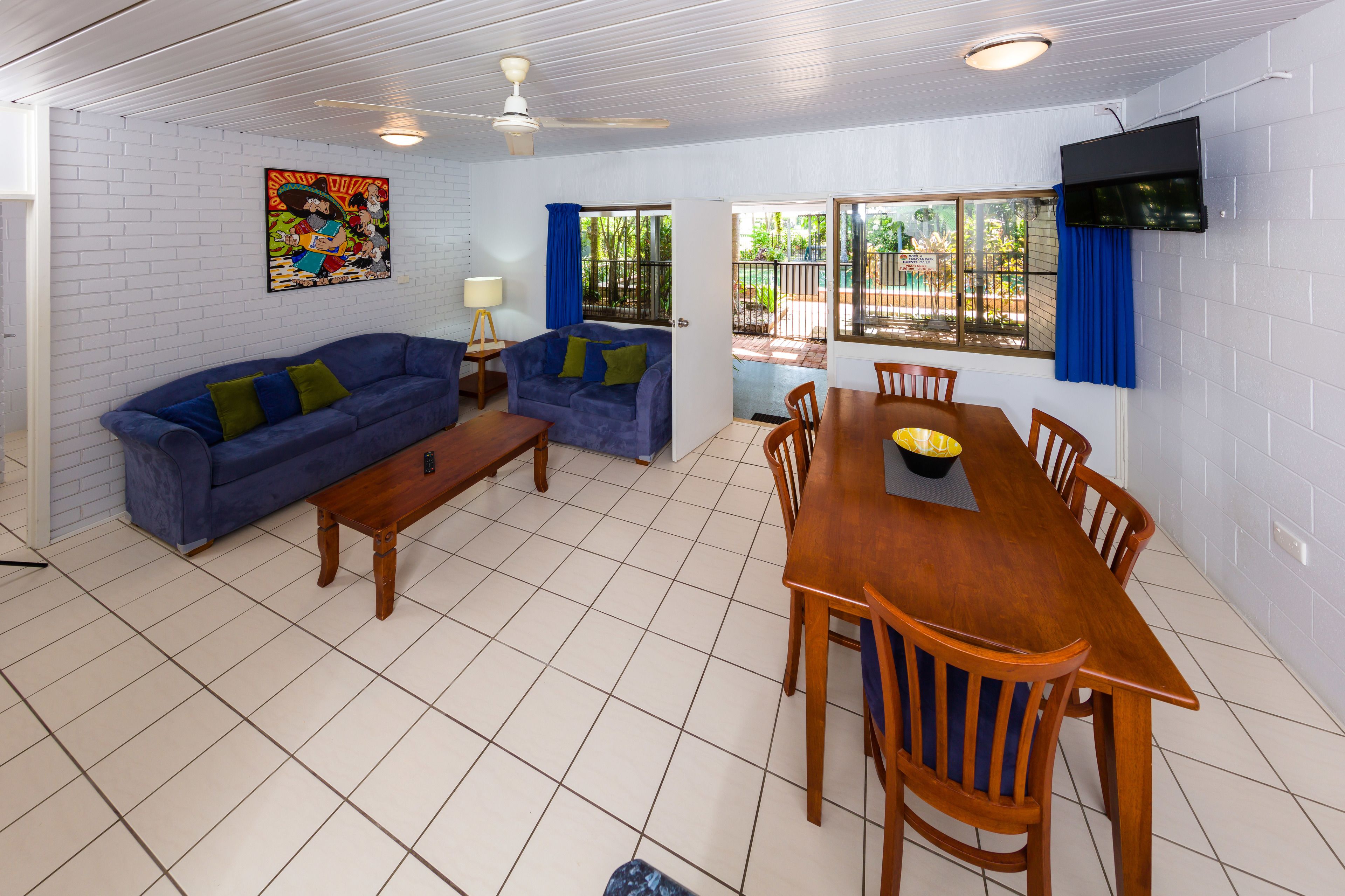 Televisión de pantalla plana de 75 cm con canales digitales 