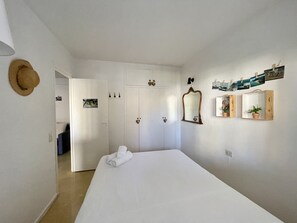 1 bedroom, bed sheets