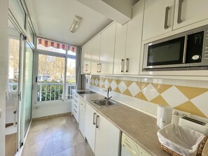 Fridge, microwave, oven, coffee/tea maker