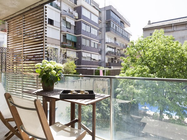 Outdoor dining - My Space Barcelona 9 Apart. up to 54 people near Sant Joan de Déu Hospital (Barcelona)