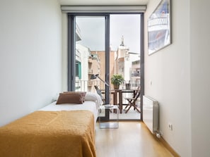 3 bedrooms, in-room safe, iron/ironing board, travel cot