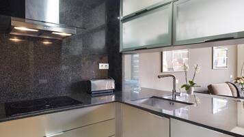 Kühlschrank, Mikrowelle, Ofen, Herdplatte