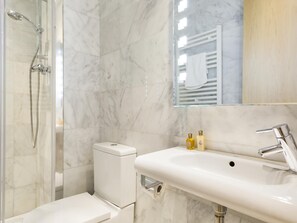 Duschwanne, Haartrockner, Handtücher, Shampoo