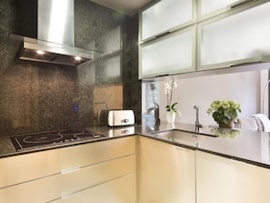 Frigorifero, microonde, forno, piano cottura
