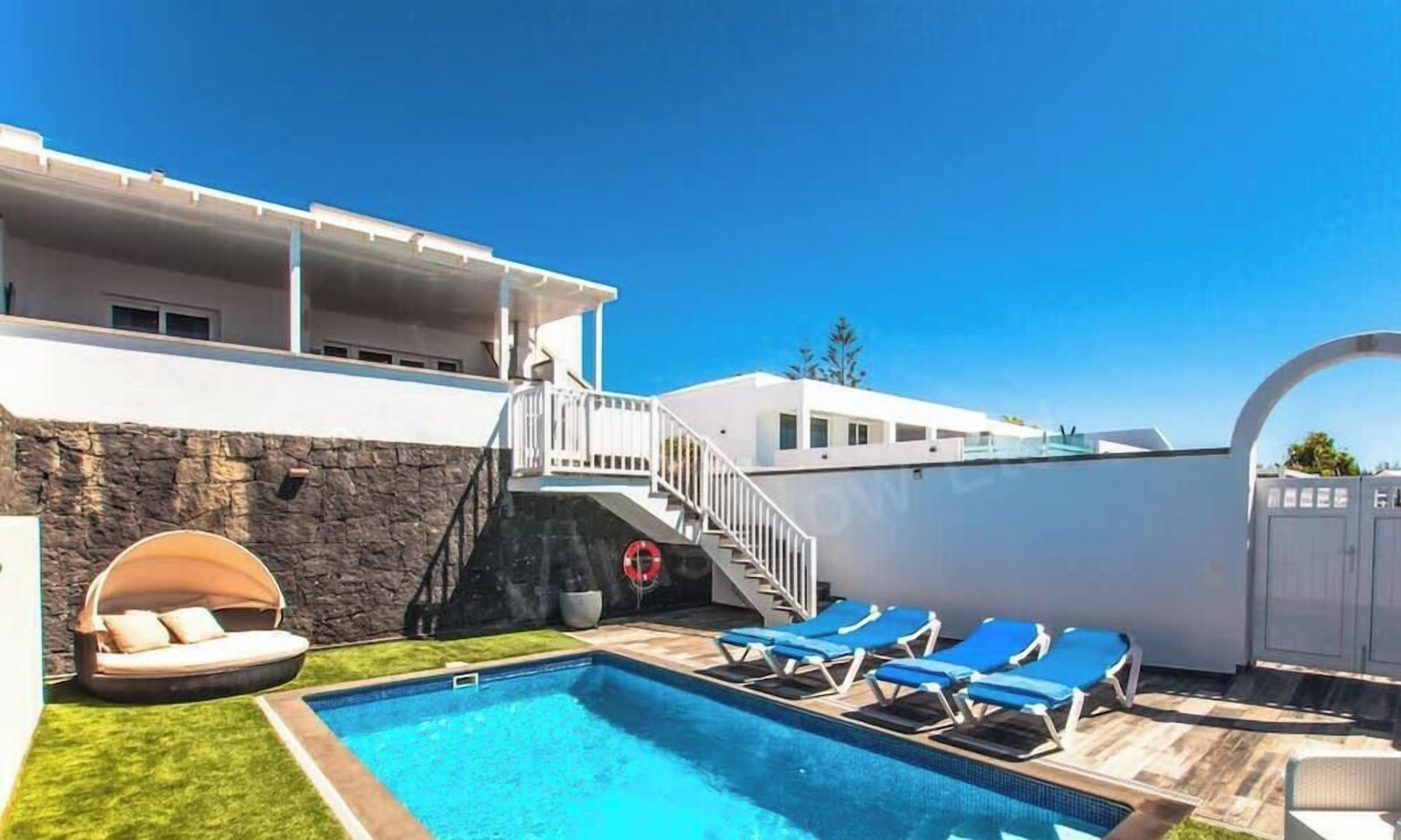 Piscine chauffée, chaises longues