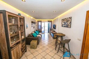 Télévision LCD, lecteur de DVD, chaîne hi-fi