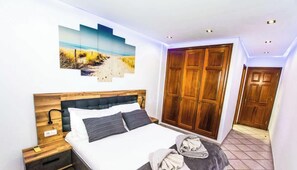 3 bedrooms, in-room safe, iron/ironing board, free WiFi - 107 - Villa Graciosa by Villas Now Ltd (Playa Blanca)