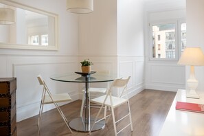 Dining - Next to the commercial area of Barcelona, ideal for families! (Barcelona)