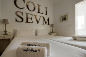 2 bedrooms, in-room safe, iron/ironing board, travel cot - Next to the commercial area of Barcelona, ideal for families! (Barcelona)