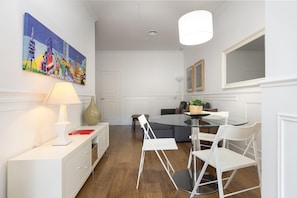 Dining - Next to the commercial area of Barcelona, ideal for families! (Barcelona)