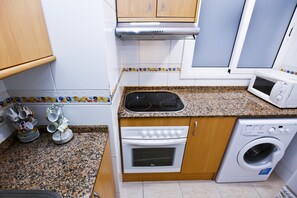 Kühlschrank, Mikrowelle, Ofen, Wasserkocher mit Kaffee-/Teezubehör