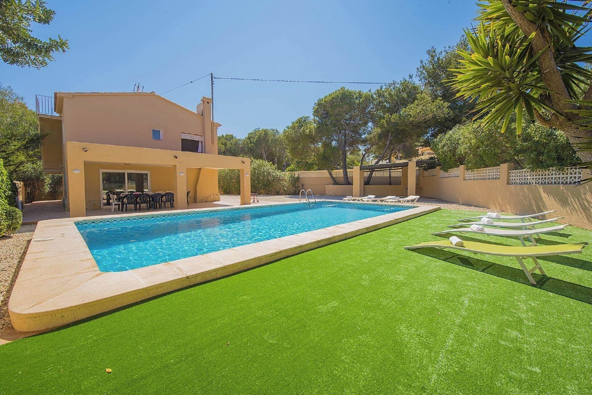Agréable villa d'été avec piscine privée à Moraira (Costa Blanca) pour 14 personnes, avec sept chambres et quatre salles de bain répartis sur deux étages indépendants communicants par des escaliers extérieurs.INTÉRIEUR : Au REZ-DE-CHAUSSÉE vous trouverez un salon-salle à manger avec accès à la terrasse couverte et à la piscine. Une cuisine entièrement équipée avec plaque de cuisson au gaz et lave-vaisselle. Trois chambres double, dont deux avec deux lits simples chacune et une avec un lit double. Deux salles de bains, l’une avec baignoire et l’autre avec douche. A l’ÉTAGE, il y a un salon-salle à manger avec TV Sat/TNT, quatre chambres doubles, dont deux avec deux lits simples chacune et deux avec un lit double chacune. Une salle de bain avec baignoire et enfin une salle de bain avec douche.EXTÉRIEUR : Grand terrain avec une piscine privée de 10x5m avec des escaliers métallique et un grand espace pour profiter du soleil dans les chaises longues ainsi qu'un espace barbecue couvert complet pour les repas en plein air. Parking privé sur le terrain pour quatre véhicules.EMPLACEMENT : La villa se trouve à seulement 900 m de la plage Les Platgetes de Moraira et à 1.2 km de la principale plage de Moraira (Plage de La Ampolla). 700 m des restaurants les plus proches. Le supermarché le plus proche se trouve à 1,5 km ainsi que le centre-ville de Moraira avec un large choix de ckm ommerces et restaurants. Le centre de Calpe est à 13 km.OBSERVATIONS : La villa ne dispose pas d’Internet. Les animaux domestiques jusqu'à 12 kg sont autorisés avec un supplément.