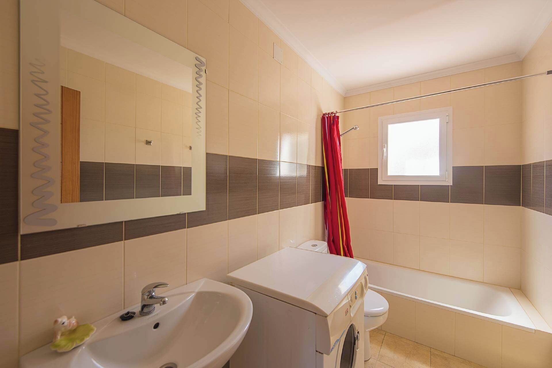 Agréable villa d'été avec piscine privée à Moraira (Costa Blanca) pour 14 personnes, avec sept chambres et quatre salles de bain répartis sur deux étages indépendants communicants par des escaliers extérieurs.INTÉRIEUR : Au REZ-DE-CHAUSSÉE vous trouverez un salon-salle à manger avec accès à la terrasse couverte et à la piscine. Une cuisine entièrement équipée avec plaque de cuisson au gaz et lave-vaisselle. Trois chambres double, dont deux avec deux lits simples chacune et une avec un lit double. Deux salles de bains, l’une avec baignoire et l’autre avec douche. A l’ÉTAGE, il y a un salon-salle à manger avec TV Sat/TNT, quatre chambres doubles, dont deux avec deux lits simples chacune et deux avec un lit double chacune. Une salle de bain avec baignoire et enfin une salle de bain avec douche.EXTÉRIEUR : Grand terrain avec une piscine privée de 10x5m avec des escaliers métallique et un grand espace pour profiter du soleil dans les chaises longues ainsi qu'un espace barbecue couvert complet pour les repas en plein air. Parking privé sur le terrain pour quatre véhicules.EMPLACEMENT : La villa se trouve à seulement 900 m de la plage Les Platgetes de Moraira et à 1.2 km de la principale plage de Moraira (Plage de La Ampolla). 700 m des restaurants les plus proches. Le supermarché le plus proche se trouve à 1,5 km ainsi que le centre-ville de Moraira avec un large choix de ckm ommerces et restaurants. Le centre de Calpe est à 13 km.OBSERVATIONS : La villa ne dispose pas d’Internet. Les animaux domestiques jusqu'à 12 kg sont autorisés avec un supplément.