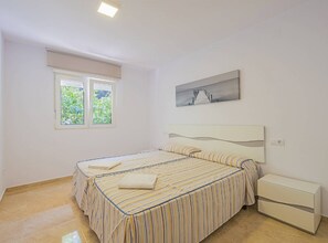 7 makuuhuonetta, silitysrauta/-lauta, vuodevaatteet