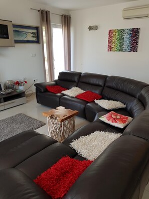 Smart-tv, een dvd-speler, boeken en een filmbibliotheek