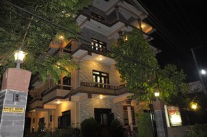 Fachada da propriedade à noite