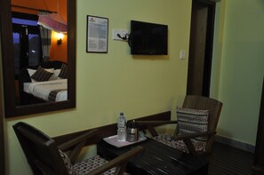 Standard Double Room | In-room safe, desk, soundproofing, iron/ironing board - Sweet Home (Sauraha)