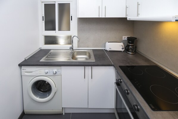 Fridge, microwave, oven, coffee/tea maker