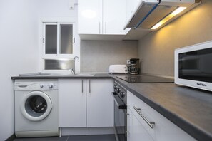 Refrigerador, microondas, horno y cafetera y tetera 