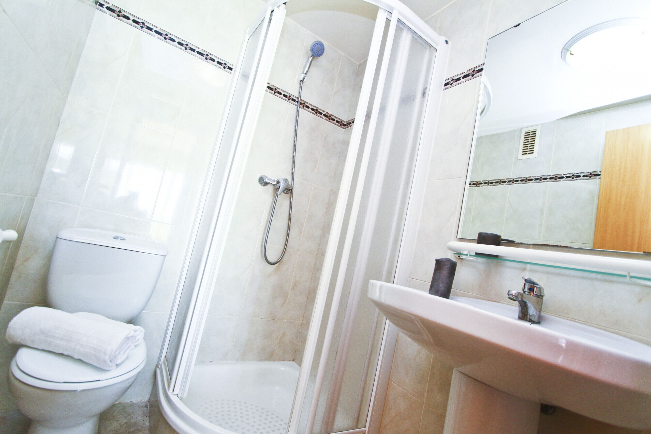 Bathtub, towels
