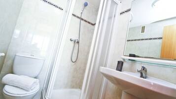 Bathtub, towels
