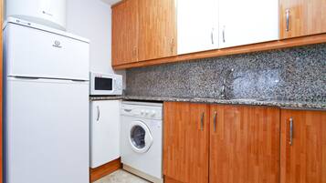 Frigorífico, microondas, horno y cafetera o tetera