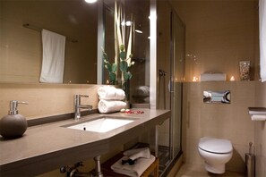 Haartrockner, Handtücher, Toilettenpapier