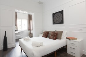 6 bedrooms, in-room safe, iron/ironing board, travel cot - A tailor-made jewel for large families (Barcelona)