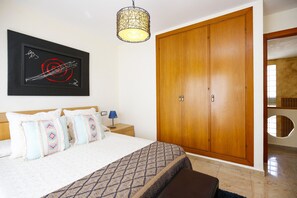 3 bedrooms, free WiFi, bed sheets - VILLA BUDA  (Salou)