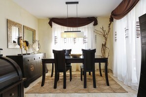 Dining - VILLA BUDA (Salou)