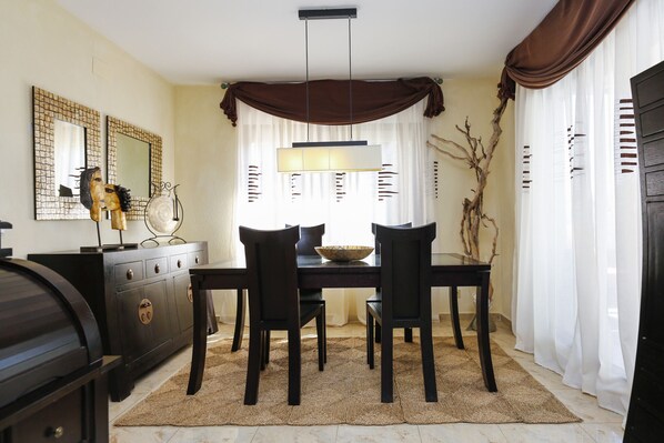 Dining - VILLA BUDA  (Salou)