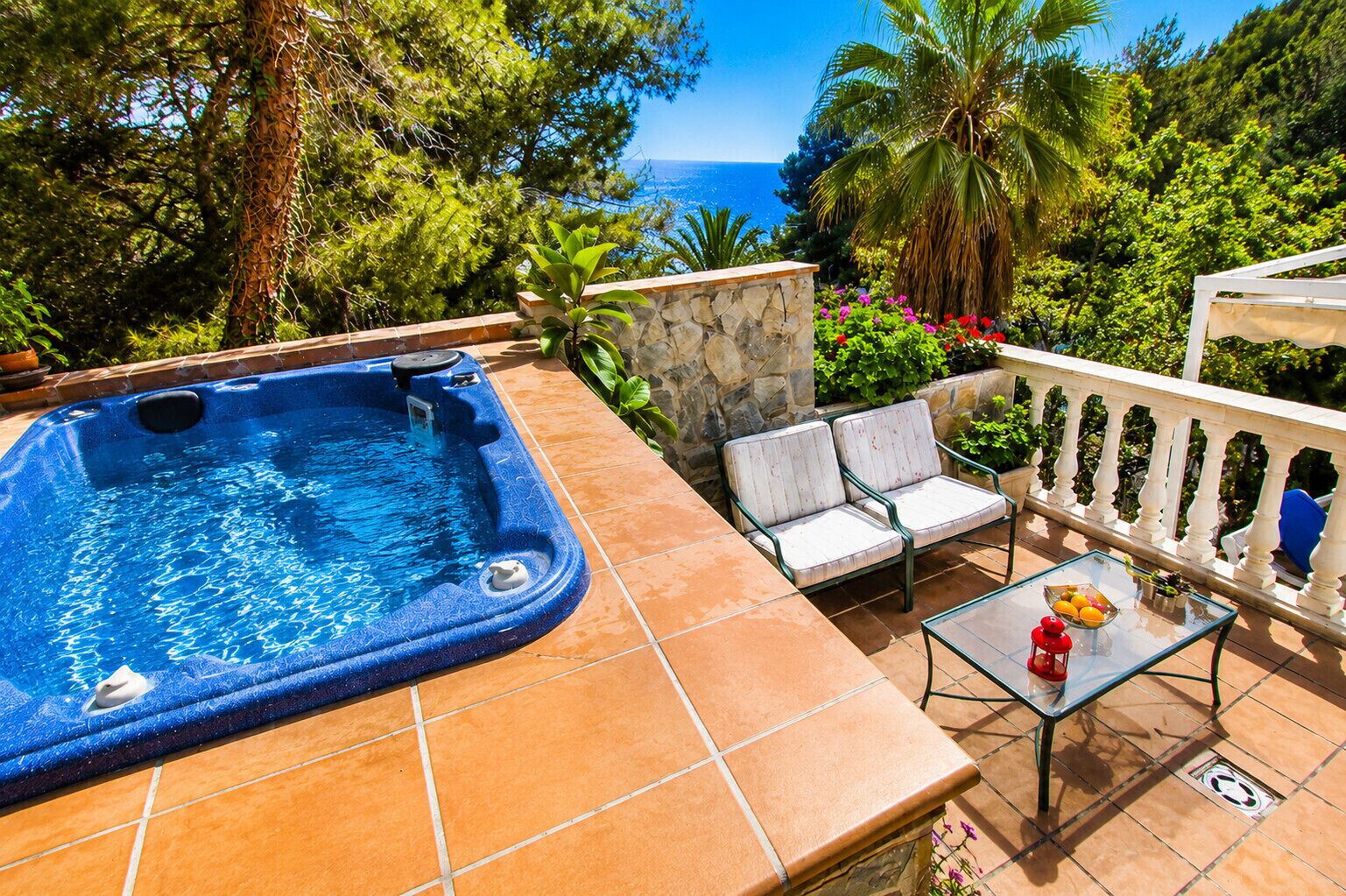 Outdoor spa tub