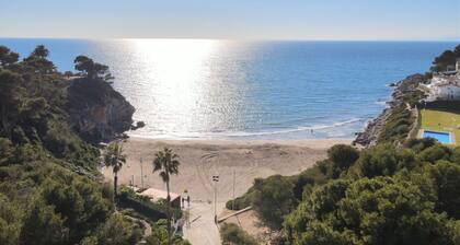 CALACRANCS Salou. Villa uima-altaalla ja porealtaalla. Ranta 100 m