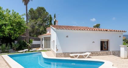 Villa in quiet area with private pool, 10min beach and center