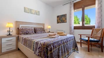 3 slaapkamers, een strijkplank/strijkijzer, internet, beddengoed