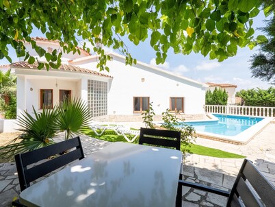 Villa with private pool 10min beach and center