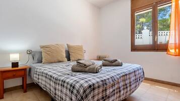 3 slaapkamers, een strijkplank/strijkijzer, internet, beddengoed