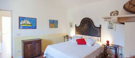 6 bedrooms, iron/ironing board, Internet, bed sheets