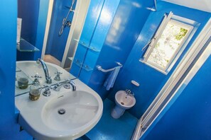 Duschwanne, Haartrockner, Bidet, Handtücher