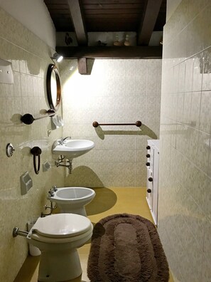 Baignoire, articles de toilette gratuits, bidet, serviettes fournies